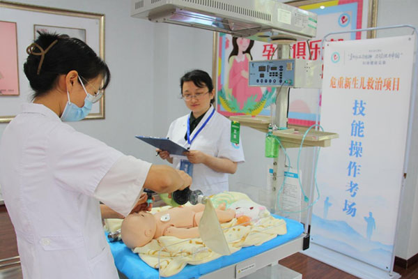 危重新生兒救治考核。江津區(qū)婦幼保健院供圖