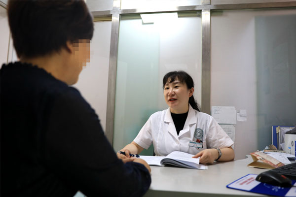 了解患者情況。田倩攝