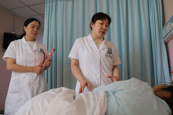 查看患者情況。蒲莉攝