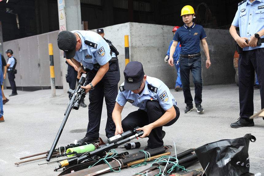 警方展示集中統一銷毀的非法槍支。重慶市公安局供圖