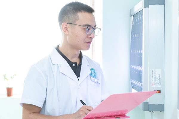 長(zhǎng)壽區(qū)婦幼保健院乳腺外科主任醫(yī)師李毅。田倩攝