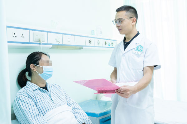 查看患者情況。蒲莉攝