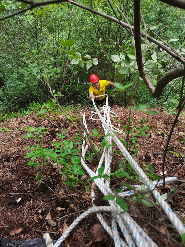 《翻山越嶺  排查險(xiǎn)情》 。7月16日，在城口縣河魚鄉(xiāng)，重慶地質(zhì)礦產(chǎn)研究院駐守地質(zhì)工程師門宇寬身縛安全繩，翻爬山坡，開展大店村觀音峽S501省道危巖應(yīng)急排危工作。鄧朝松攝
