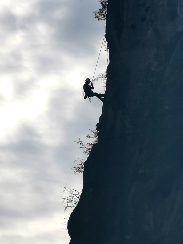 《高空攀巖，地調(diào)剪影》。7月，為做好庫(kù)區(qū)危巖治理工作，重慶地質(zhì)礦產(chǎn)研究院派出“蜘蛛人”開展高空調(diào)查，為監(jiān)測(cè)設(shè)備安裝找準(zhǔn)定位。鄧朝松攝