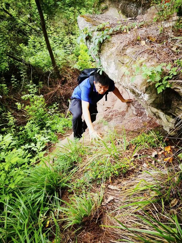 《躬身前行》。7月13日，川東南勘察公司駐守地質(zhì)工程師宋增寶在合川區(qū)龍鳳鎮(zhèn)龍多山危巖現(xiàn)場(chǎng)核實(shí)調(diào)查。孫煜攝