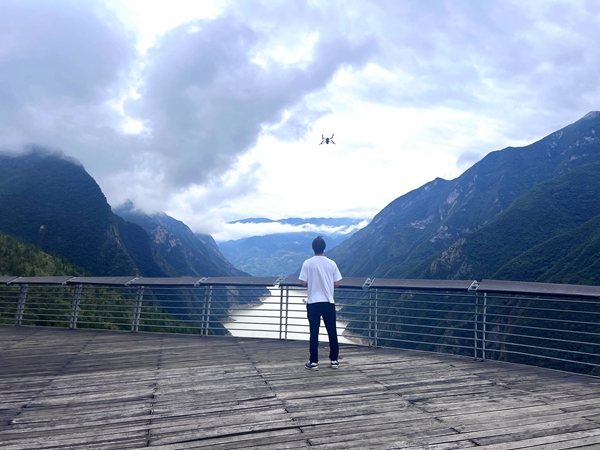 《無人機巡查》。入汛以來，重慶地質(zhì)礦產(chǎn)研究院扎實開展奉節(jié)縣庫區(qū)地質(zhì)災(zāi)害專業(yè)監(jiān)測預(yù)警工作，為做好危巖觀測、定位危巖地點，駐守地質(zhì)工程師通過無人機航拍開展有關(guān)工作。連鑫龍攝