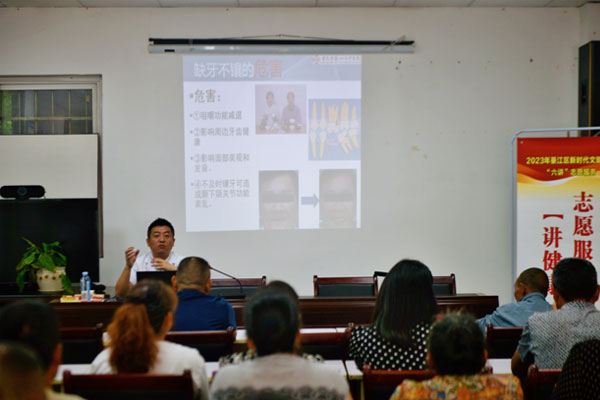 醫(yī)生正在向老年人科普口腔知識。陶涵攝