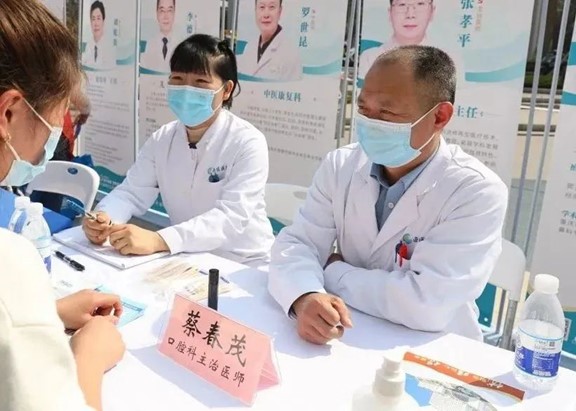 口腔科積極走進(jìn)社區(qū)為居民義診。重慶西區(qū)醫(yī)院供圖