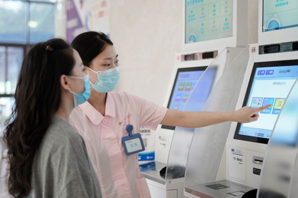 指導(dǎo)就診。永川區(qū)婦幼保健院供圖