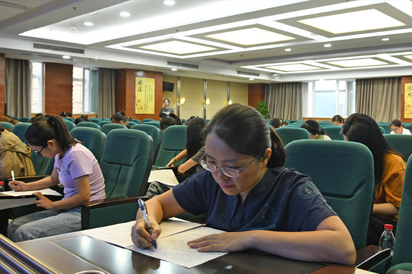 綜合筆試現(xiàn)場。璧山區(qū)婦幼保健院供圖