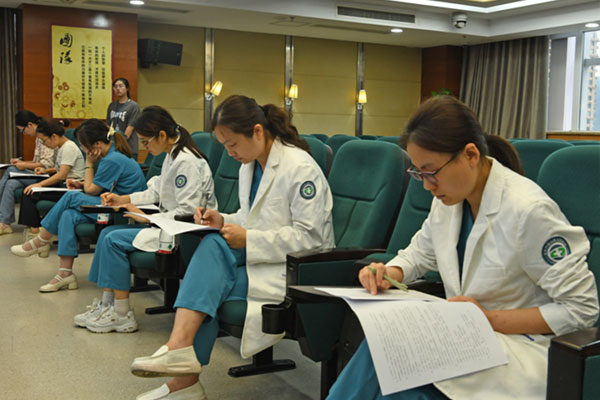 綜合筆試現(xiàn)場。璧山區(qū)婦幼保健院供圖