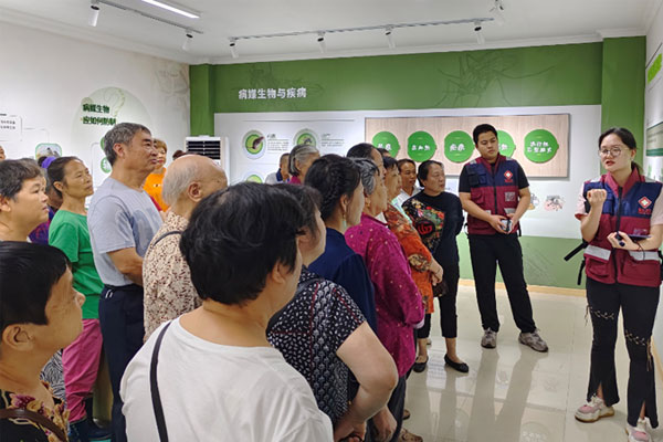 工作人員為參觀者講解。江津區(qū)疾控中心供圖
