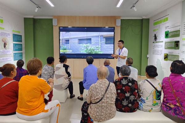 工作人員為參觀者講解。江津區(qū)疾控中心供圖