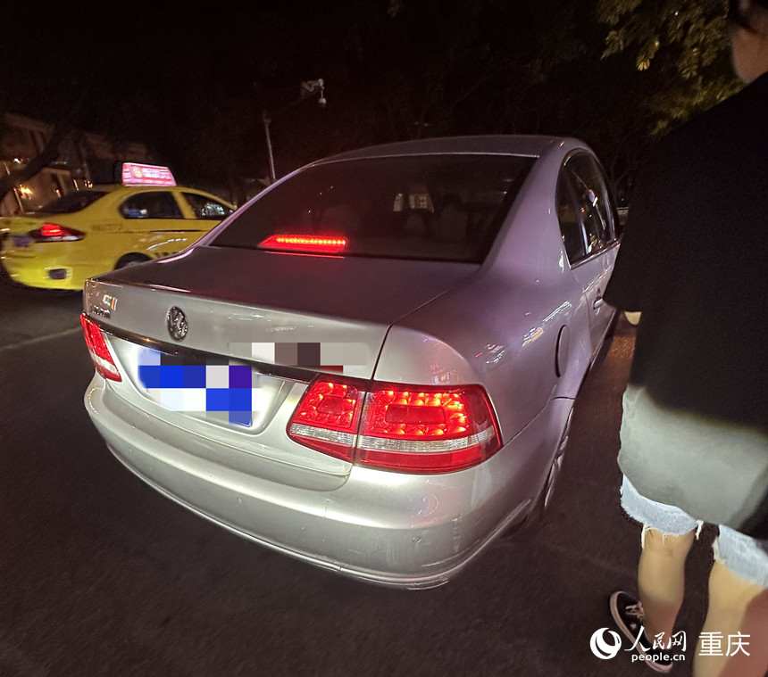 記者在重慶國泰藝術中心一側的馬路遇到攬客的車輛。 人民網(wǎng)記者 劉政寧攝