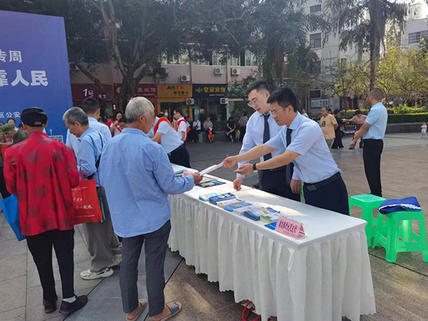 走進(jìn)社區(qū)開展金融宣教。浦發(fā)銀行重慶分行供圖