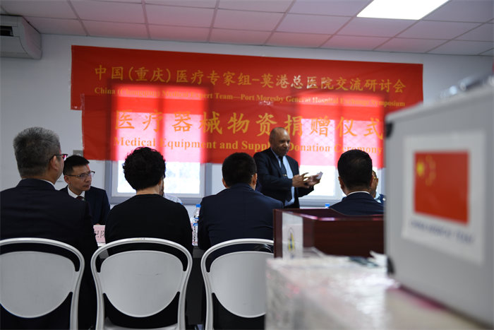巴新莫港總醫(yī)院CEO  Dr.Paki Molumi（帕基·莫魯米）熱烈歡迎專家組一行的到來。黃楓攝