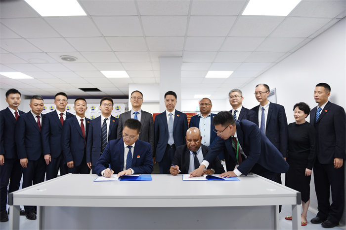 專家組副團長、重慶醫(yī)科大學附一院副院長肖明朝與巴新莫港總醫(yī)院CEO Dr.Paki Molumi在捐贈協(xié)議上簽字