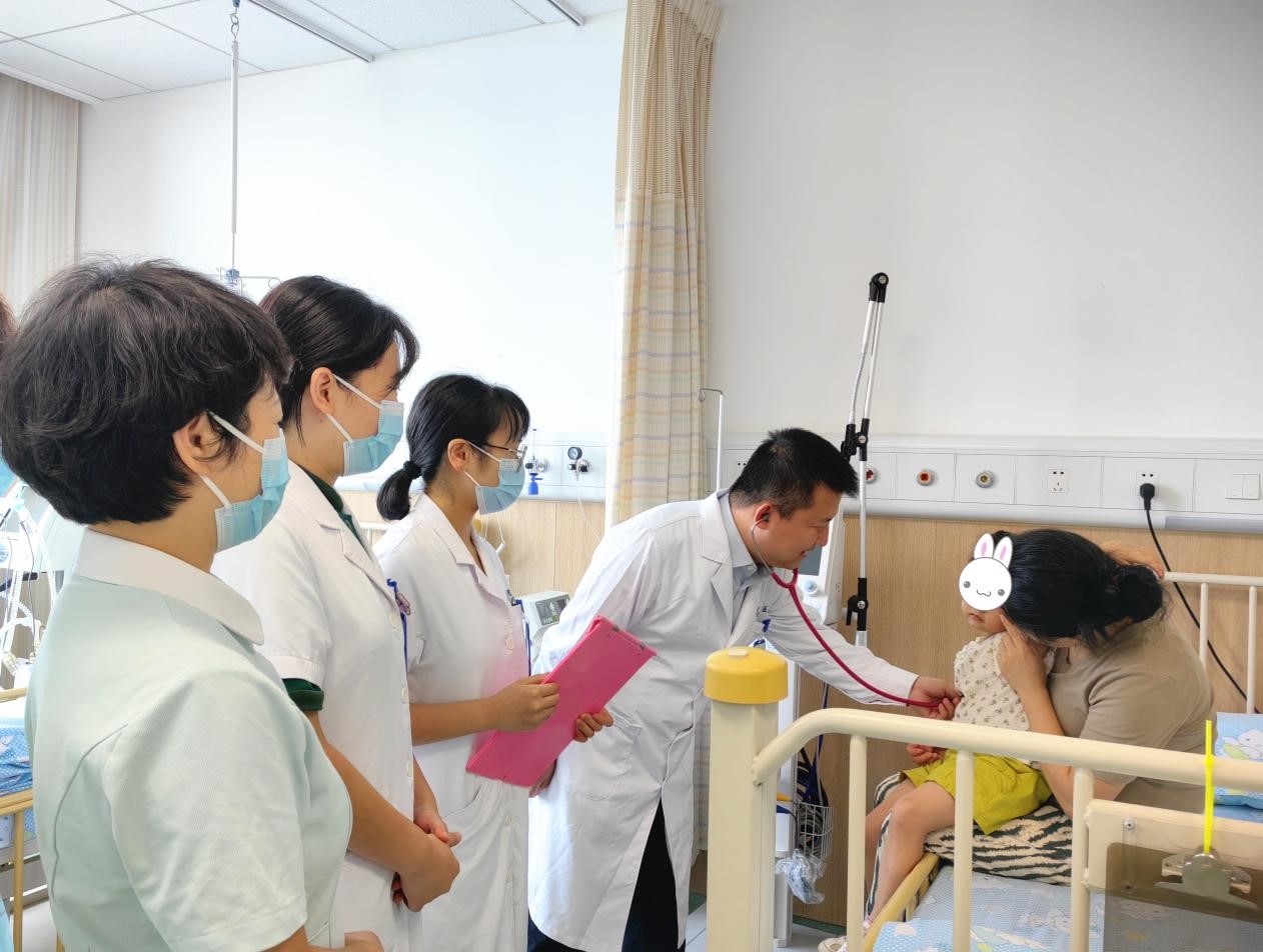 兒科主任張興道和護士長馬黎毅帶隊查房。重慶西區(qū)醫(yī)院供圖