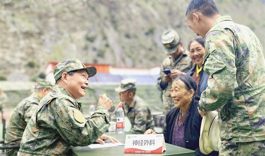 巡診途中，神經(jīng)外科專家為駐地一位全國(guó)人大代表悉心問診。曾理攝
