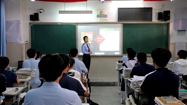 近日，在重慶市第四十九中學，萬盛經開區(qū)稅務人員為學生講解稅收知識。王僑攝