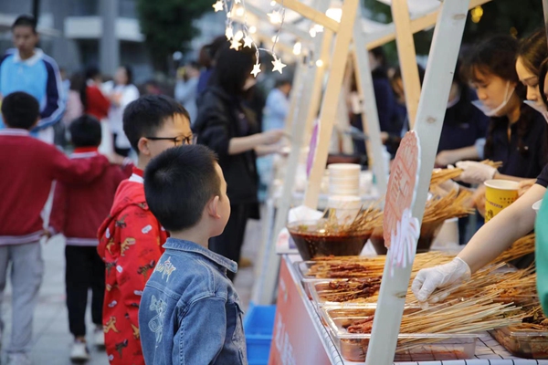 美食集市吸引小孩們品嘗。重慶市愛心莊園供圖