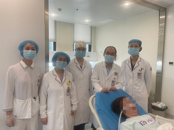 呼吸科團隊順利為患者取出異物。重慶松山醫(yī)院供圖