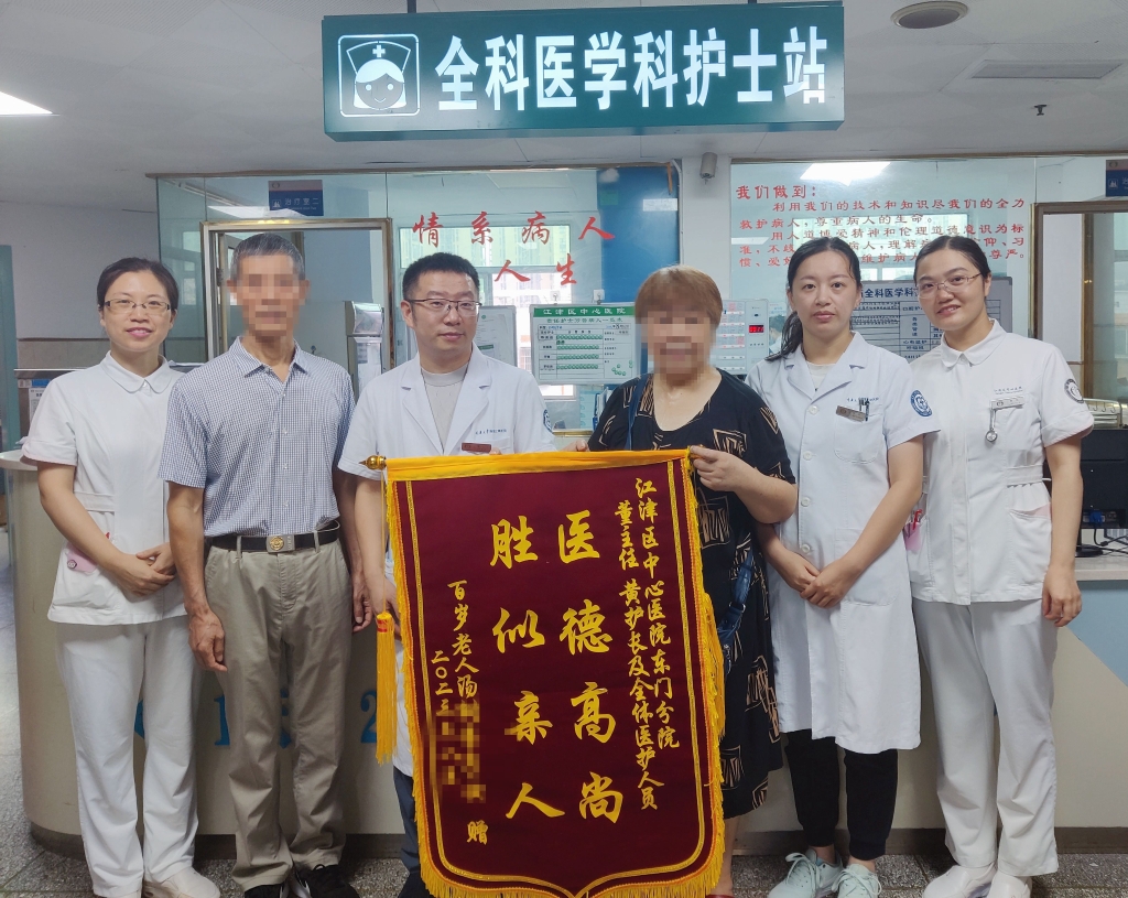 家屬再次送來錦旗。院方供圖