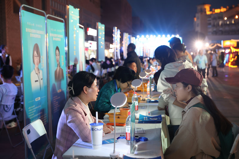 招聘方夜市“擺攤”，求職者“逛街”擇業(yè)。楊澤勝攝