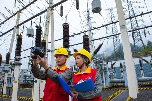 9月27日，國網(wǎng)重慶城口供電公司員工在220千伏城口變電站開展設(shè)備巡視及紅外測溫，保障節(jié)假日期間設(shè)備安全穩(wěn)定運行。牟丹陽攝