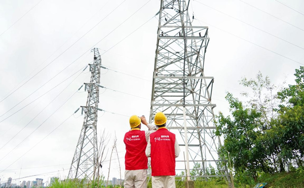 9月26日，國網(wǎng)重慶潼南供電公司員工利用無人機對110千伏廣潼線1號塔開展節(jié)前輸電線路特巡。魏洪杰攝