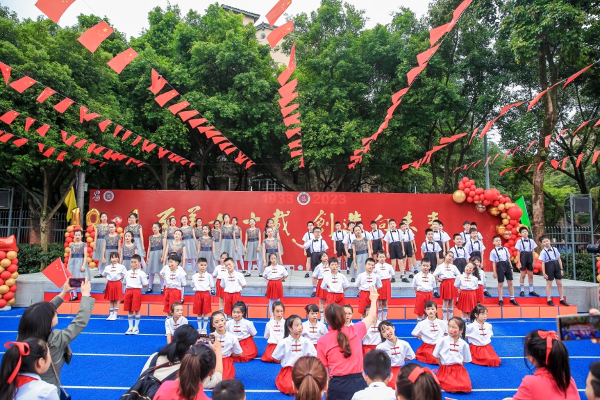 孩子們用歌聲祝福祖國(guó)。巴蜀藍(lán)湖郡小學(xué)供圖
