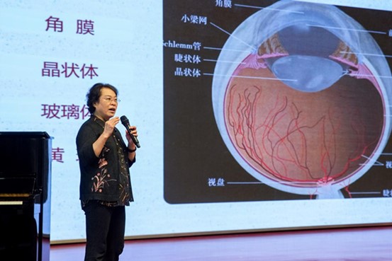 賀翔鴿進(jìn)行科普講座。永川愛爾眼科醫(yī)院供圖