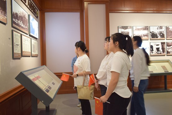 醫(yī)務(wù)人員參觀學(xué)習(xí)紅巖精神。重慶迪邦皮膚病醫(yī)院供圖