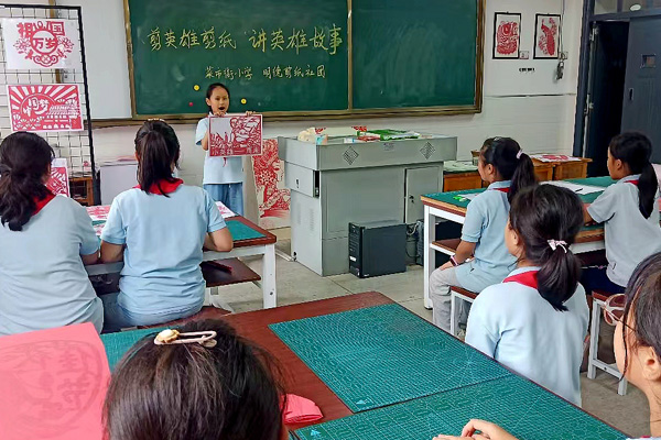 學生講述小英雄故事。菜市街小學供圖