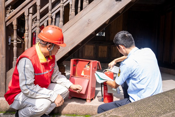 檢查古鎮(zhèn)用電安全。國網(wǎng)重慶永川供電公司供圖