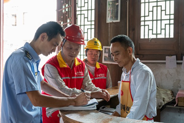 向商家提供上門用電和消防檢查服務(wù)。國網(wǎng)重慶永川供電公司供圖