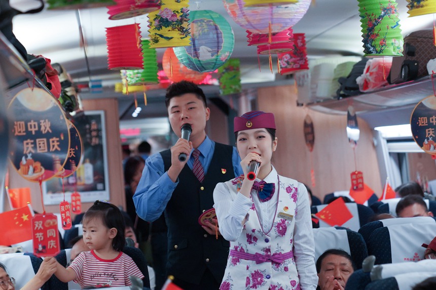 重慶西開往貴陽北的G4859次列車上，列車工作人員表演歌曲合唱。李文航攝