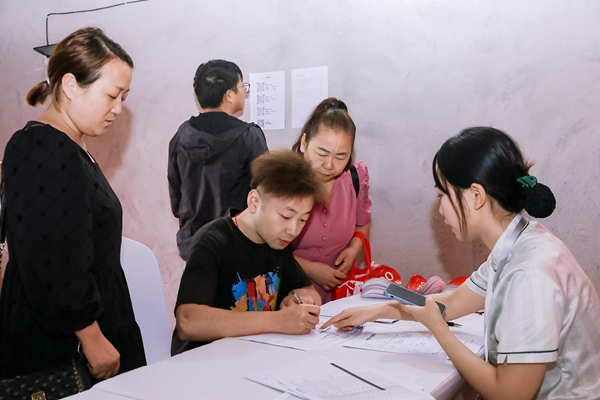 大唐林溪府項目二期業(yè)主簽約接房。重慶市住房城鄉(xiāng)建委供圖
