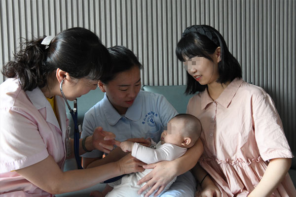 醫(yī)護(hù)人員入戶探視。璧山區(qū)婦幼保健院供圖