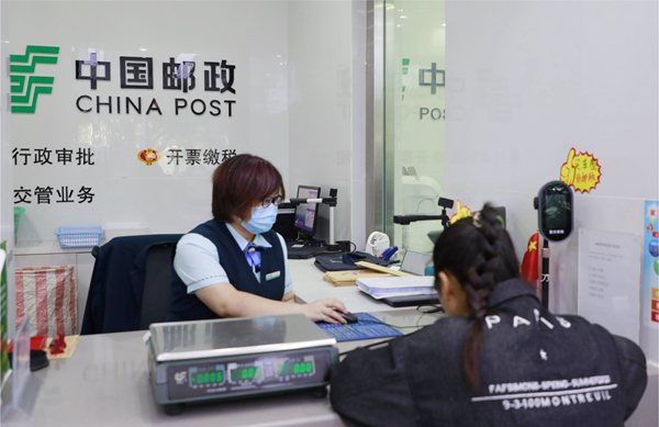 忠縣大橋郵政所發(fā)票代開(kāi)點(diǎn)的工作人員正在為市民辦理發(fā)票代開(kāi)業(yè)務(wù)。程熙攝