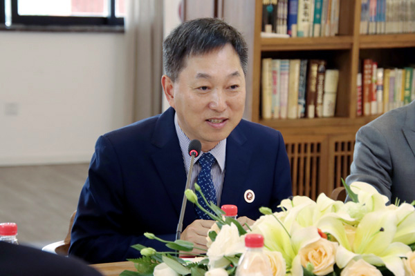 唐宏宇在簽約儀式上講話。重慶一中供圖
