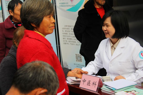 義診。江津區(qū)婦幼保健院供圖