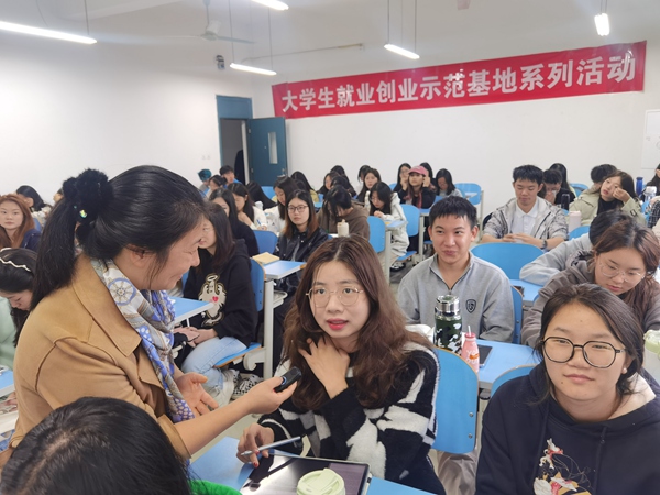 老師和同學(xué)們們互動(dòng)。主辦方供圖