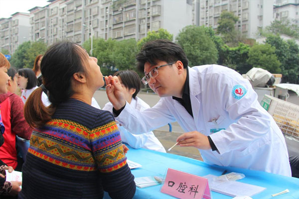 口腔檢查。江津區(qū)婦幼保健院供圖