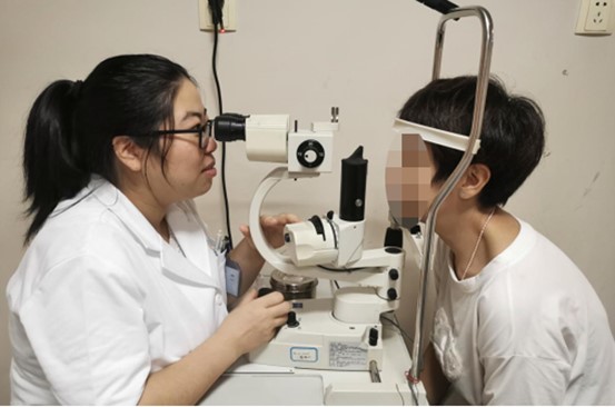 醫(yī)生為患者檢查眼部情況。重慶普瑞眼科醫(yī)院供圖