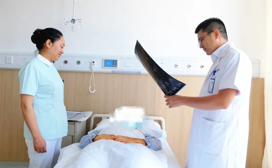 陳賢明和護士長楊柳查房中。重慶西區(qū)醫(yī)院供圖
