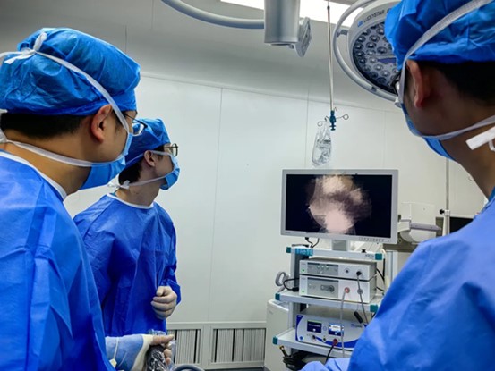 陳賢明團隊進行關(guān)節(jié)鏡下手術(shù)中。重慶西區(qū)醫(yī)院供圖
