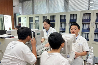 視力檢查。重慶普瑞眼科醫(yī)院供圖