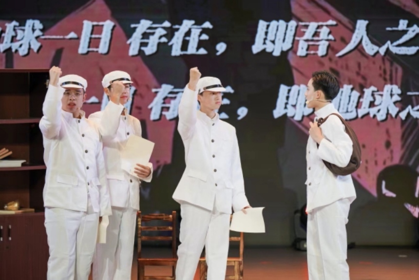 話劇《百年戲劇社》。南開兩江中學(xué)供圖