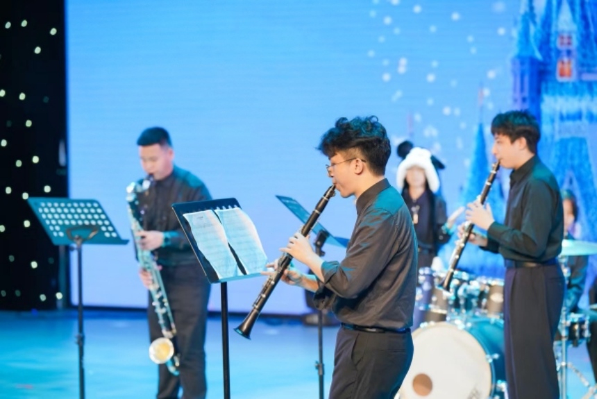 單簧管重奏《這是一個(gè)小世界》。南開(kāi)兩江中學(xué)供圖